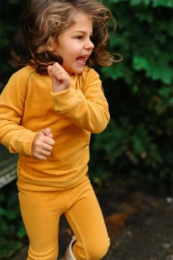 Gullkorn JONA Zweiteiler Fleecepulli Und Fleecehose Im Set -Kinderbekleidungs Geschäft gullkorn jona maisgelb 8 1280x1280