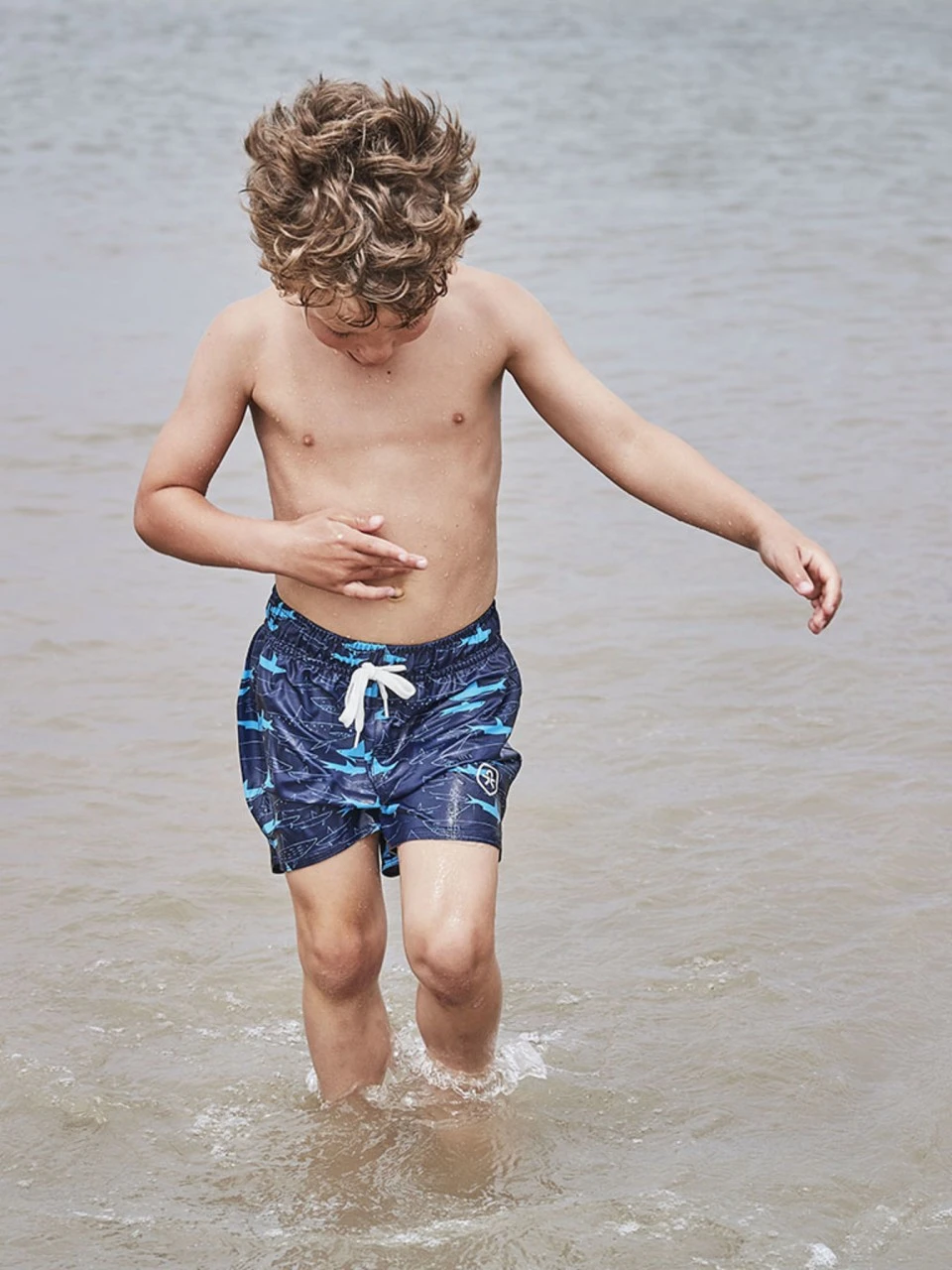 Color Kids Jungen Badeshorts Haifische Beach Bermuda 2 Color Kids Jungen Badeshorts Haifische Beach Bermuda – Bild 2